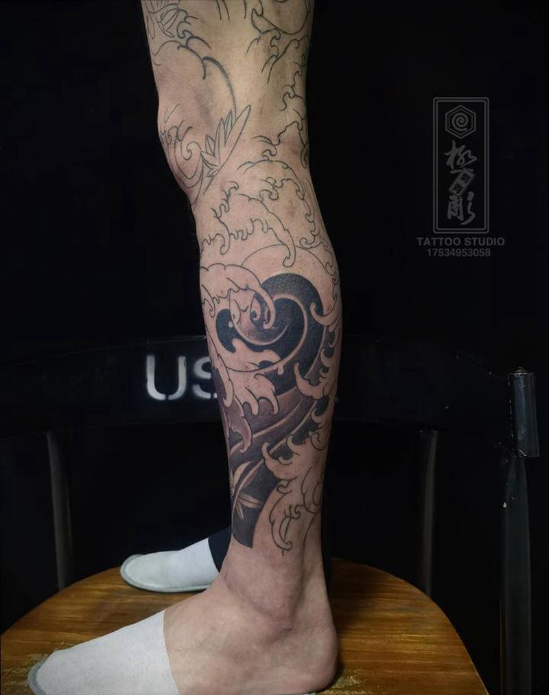 水浪花腿纹身图片_腿部新传统纹身图案