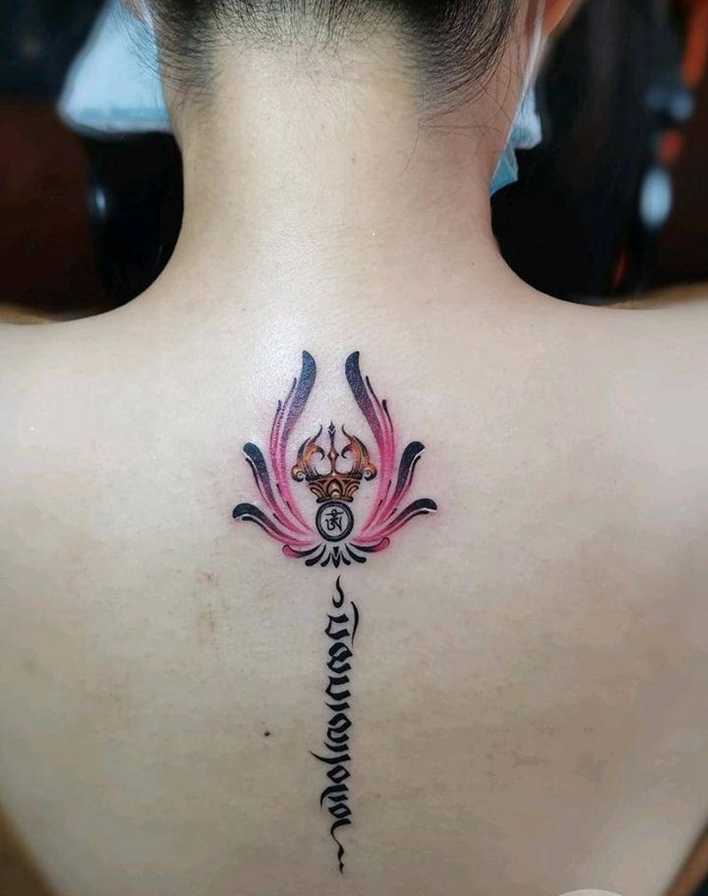 藏文莲花金刚杵纹身图片_背部颈部新传统花体字金刚杵莲花藏文纹身图案