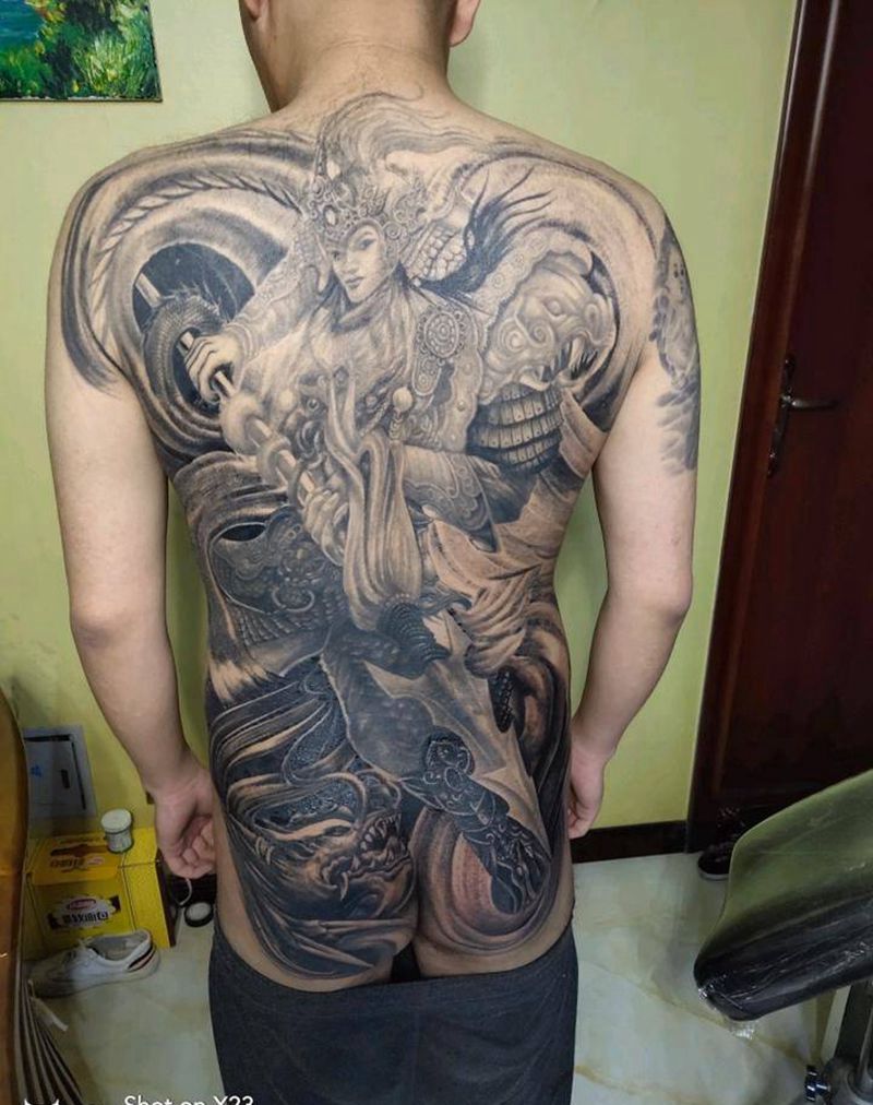 赵云纹身图片_背部臀部老传统纹身图案