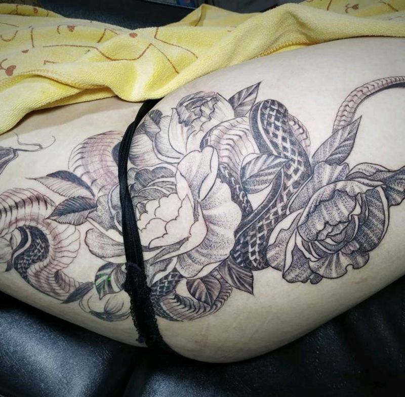 富贵蛇纹身图片_臀部点刺纹身图案