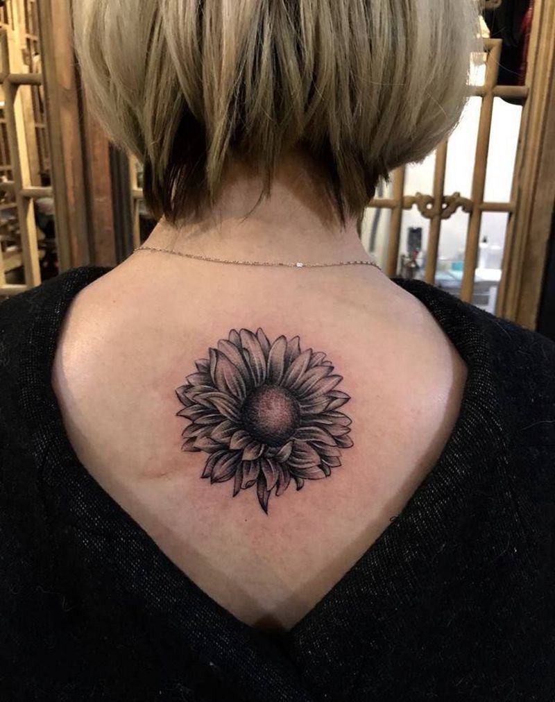 向日葵纹身图片_背部欧美写实纹身图案