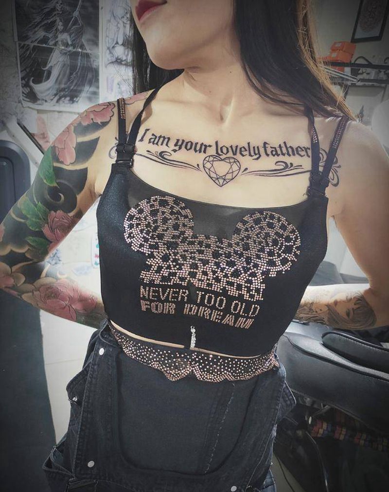 英文花胸纹身图片_胸部花体字图腾纹身图案