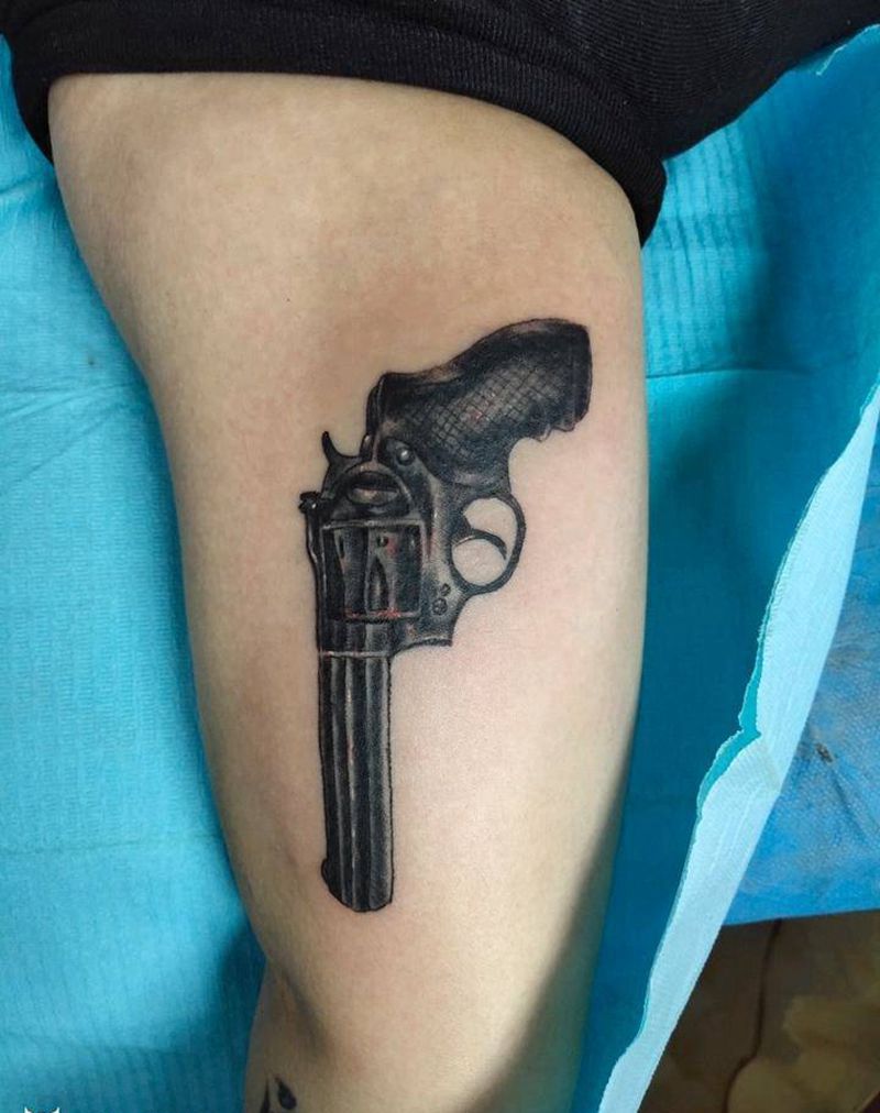 左轮手枪纹身图片_手臂欧美写实纹身图案