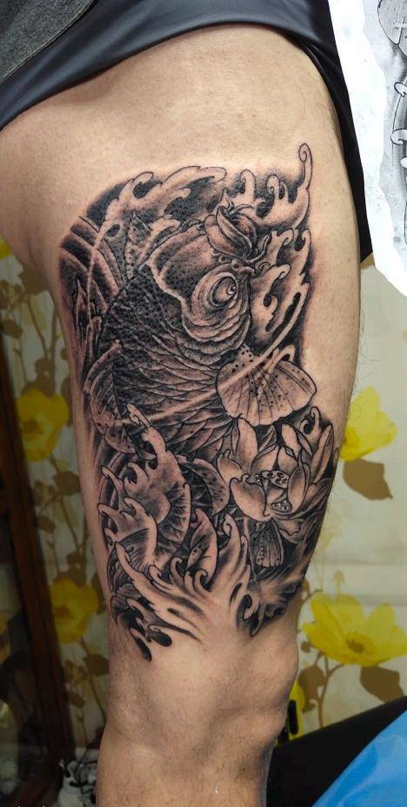 招财鱼纹身图片_腿部新传统纹身图案