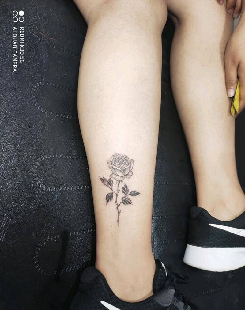 素玫瑰纹身图片_腿部新传统点刺素花纹身图案