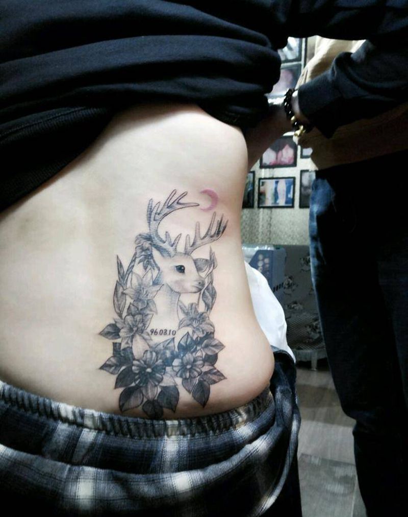 素花鹿头遮盖英文纹身图片_腰部清新动物植物成品纹身图案