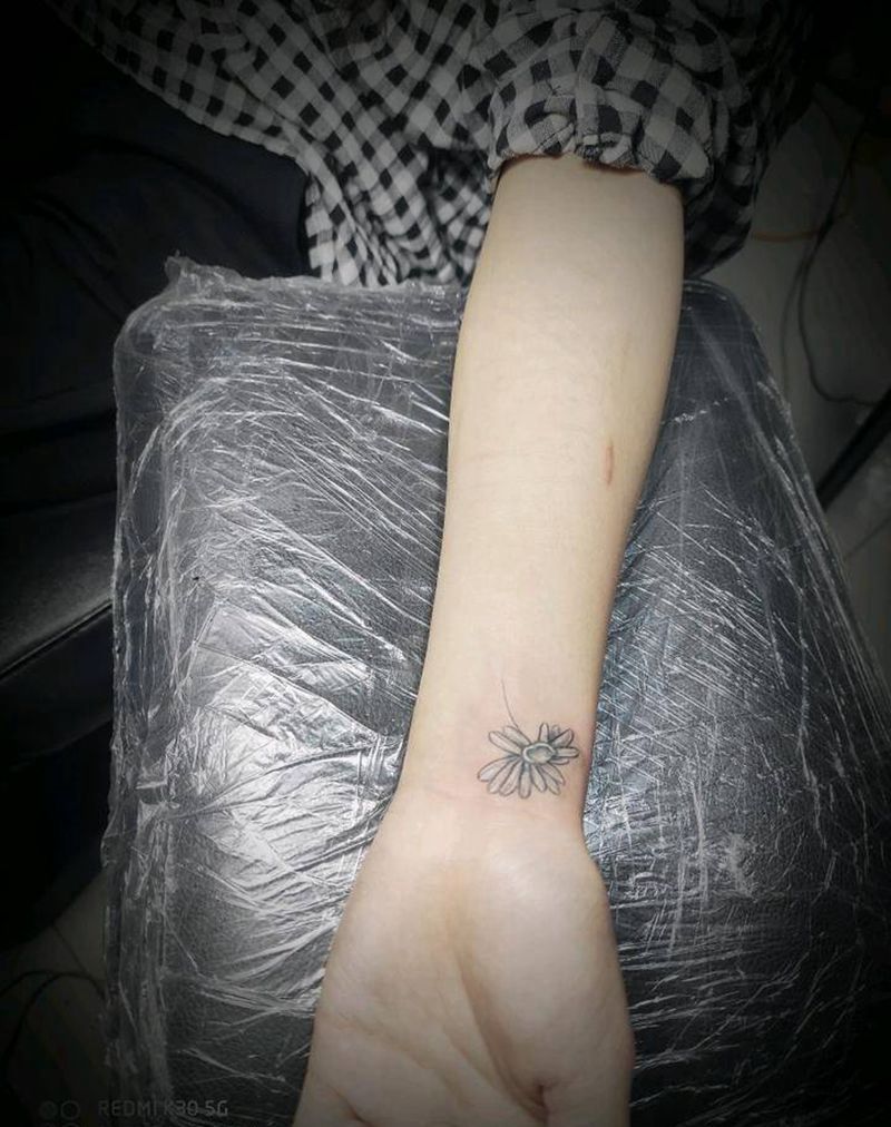 字母变菊花纹身图片_手臂清新遮盖纹身图案