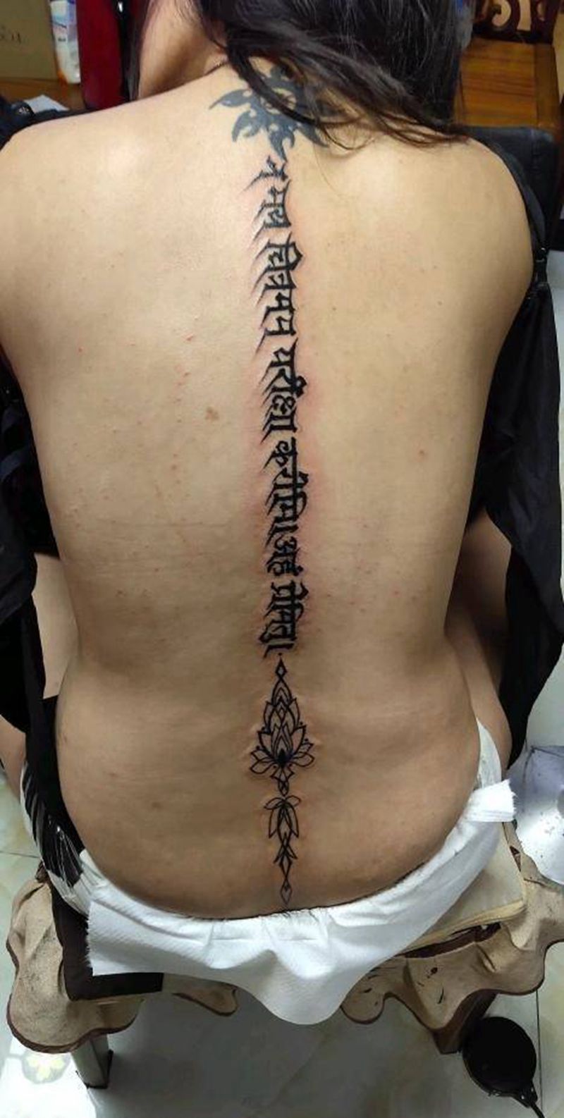 梵文脊椎纹身纹身图片_背部图腾几何纹身图案
