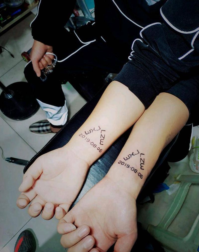 情侣字母纹身图片_手部手臂几何纹身图案