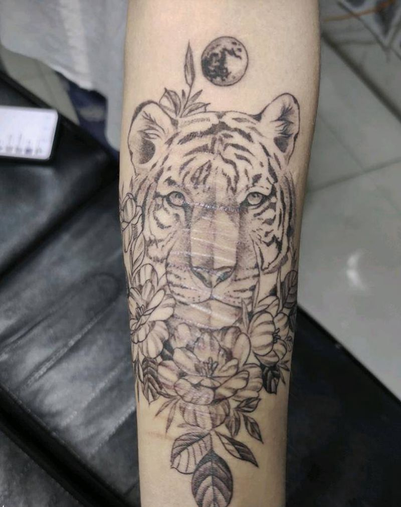 老虎素花纹身图片_手臂新传统疤痕上纹身纹身图案