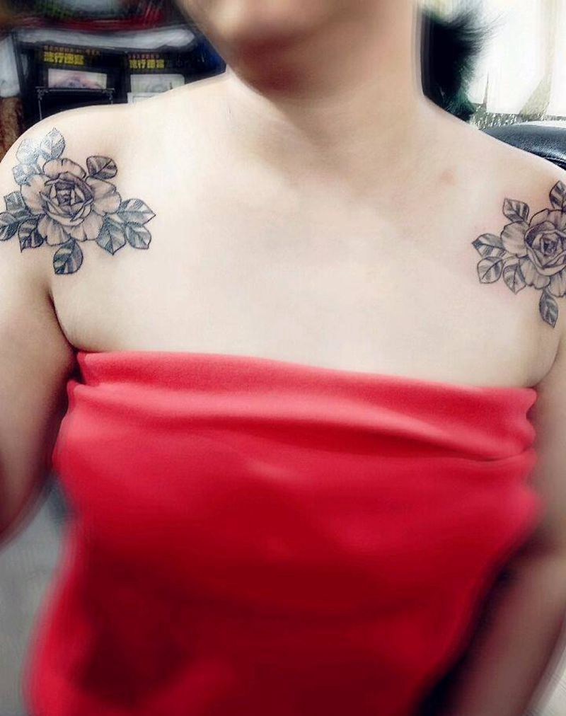 清新的肩花纹身图片_肩部胸部清新植物成品纹身图案