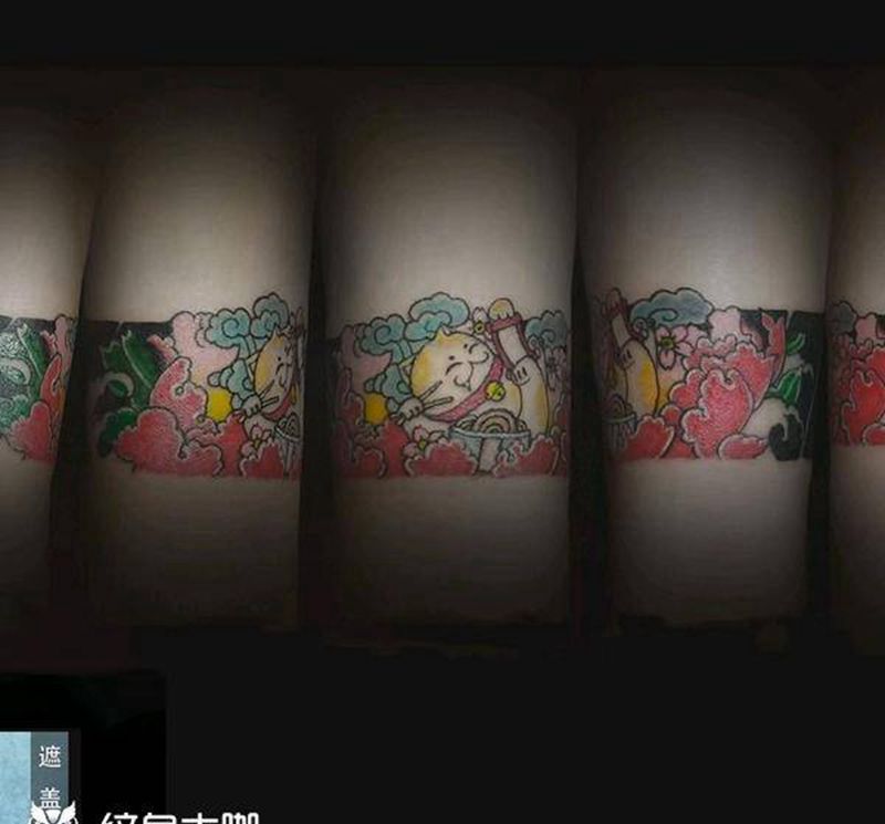 又一只猫纹身图片_手臂新传统招财猫牡丹遮盖纹身图案