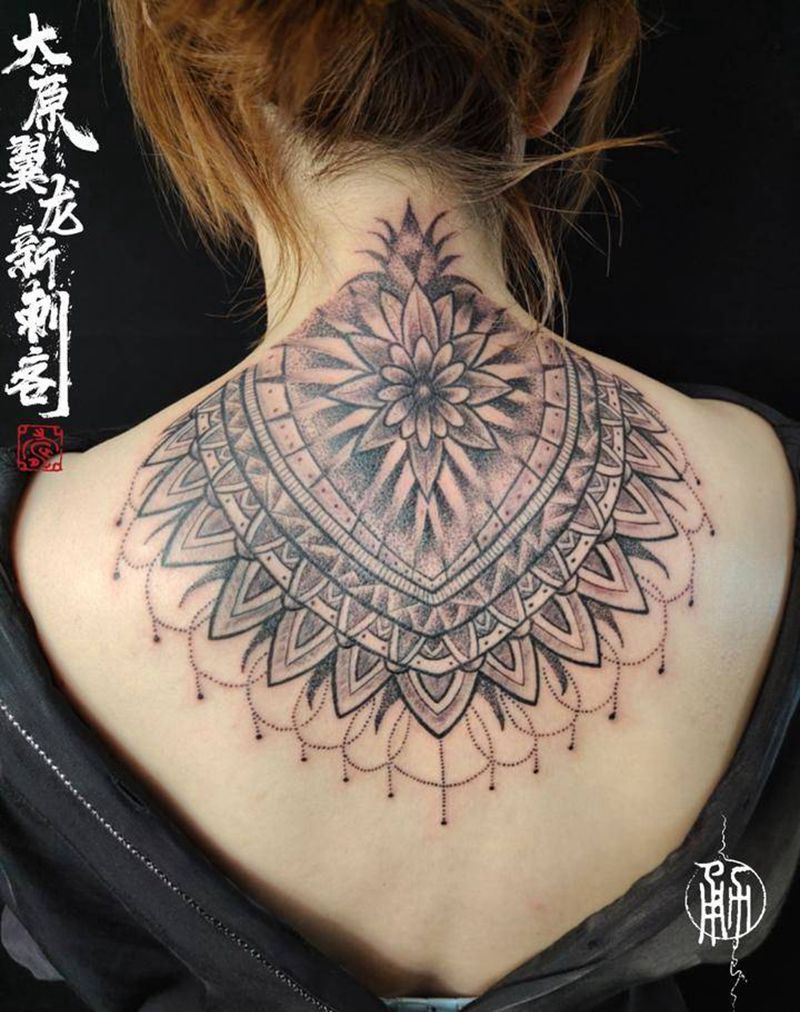 素花纹身图片_肩部几何点刺纹身图案