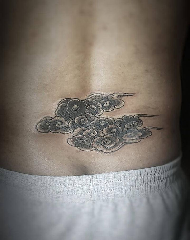 英文字母遮盖祥云纹身图片_背部新传统纹身图案