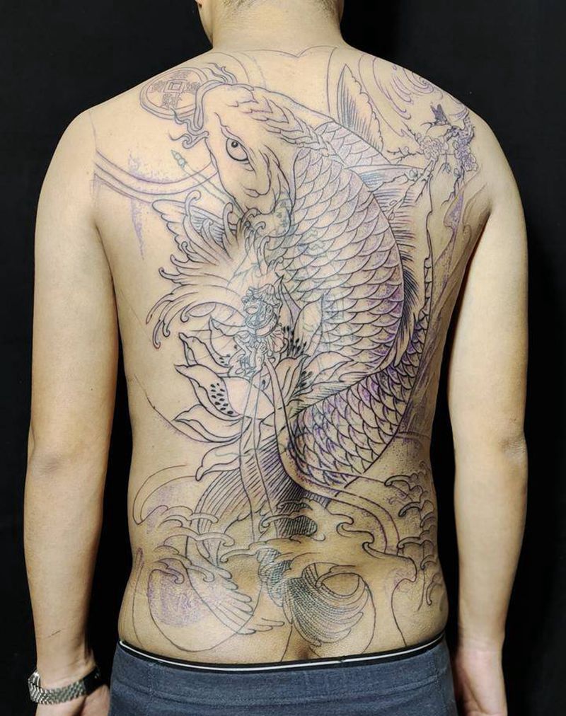 鲤鱼戏王子纹身图片_背部老传统纹身图案