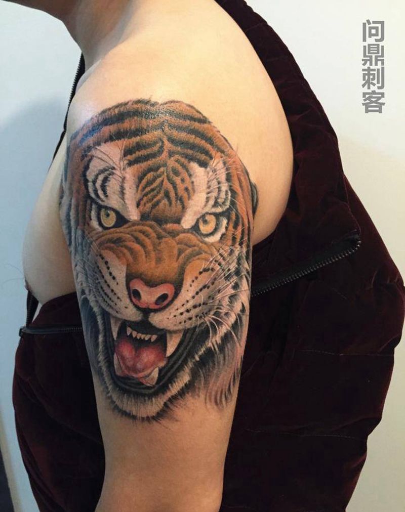 虎纹身图片_肩部欧美传统写实动物原创纹身图案