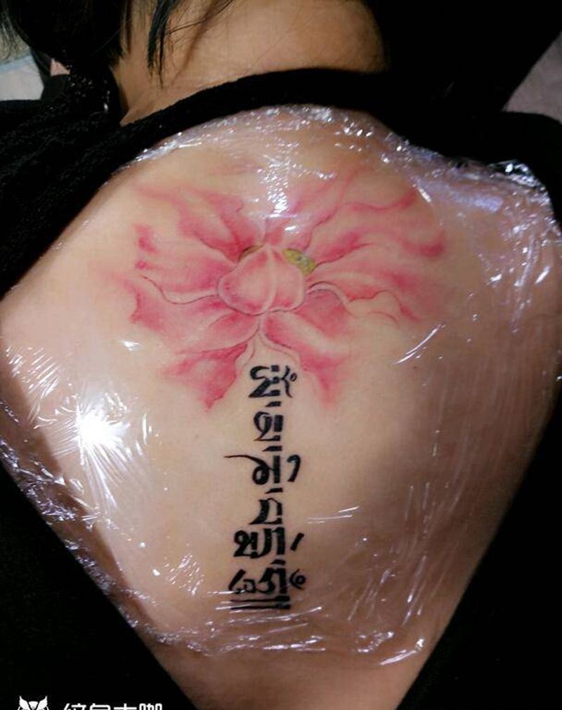 六字真言纹身图片_背部清新植物宗教成品纹身图案