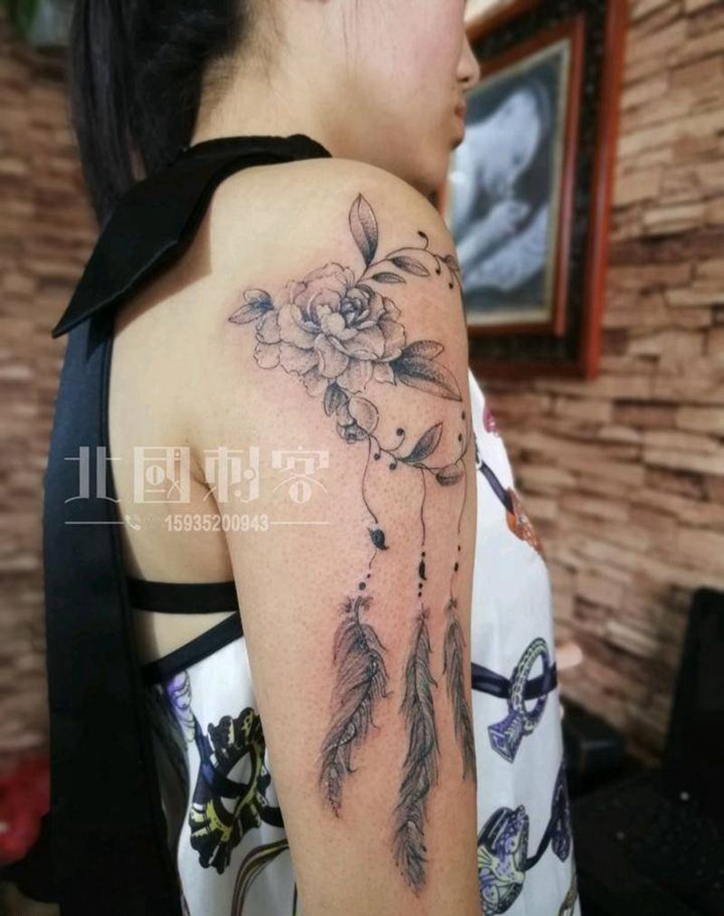 玫瑰羽毛纹身图片_肩部手臂点刺几何玫瑰羽毛捕梦网纹身图案