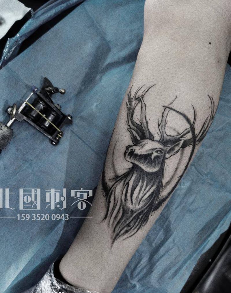 鹿纹身图片_腿部脚部图腾点刺暗黑鹿纹身图案