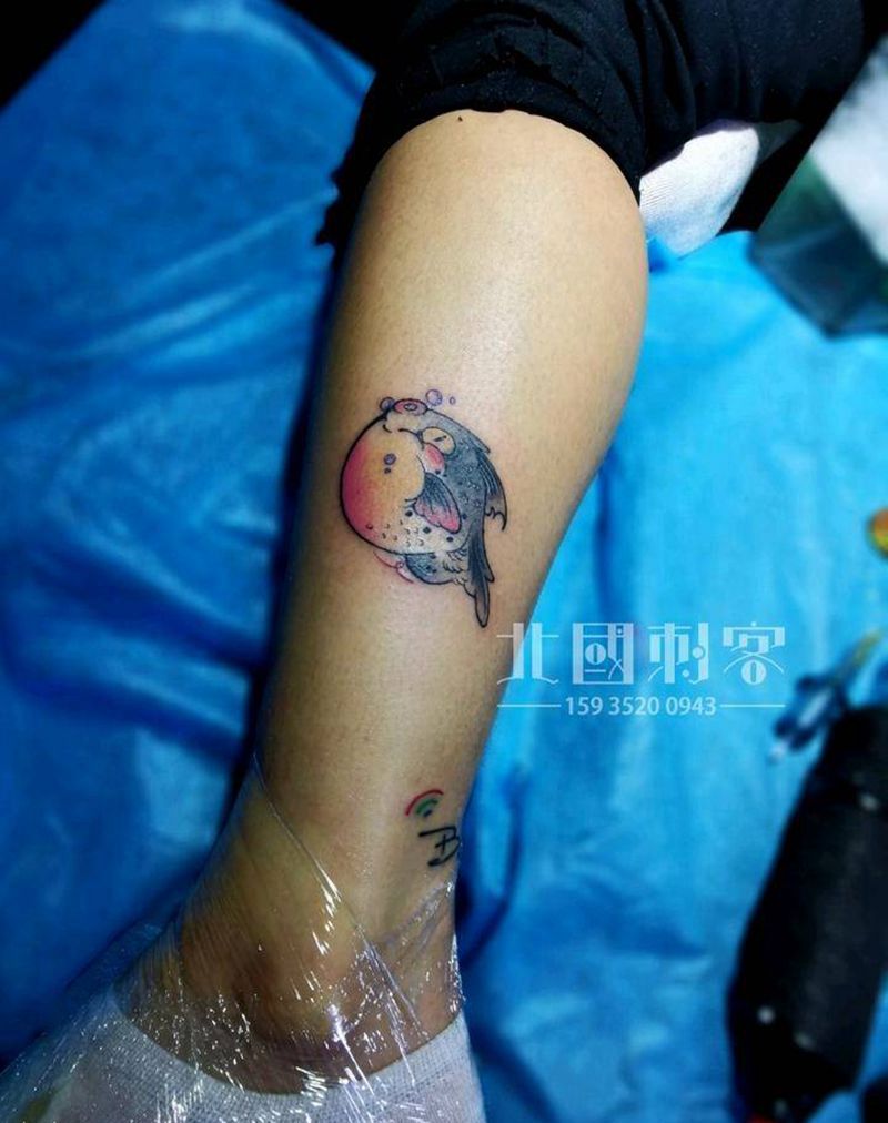 小金鱼纹身图片_腿部水彩小鱼鲸鱼鲤鱼纹身图案