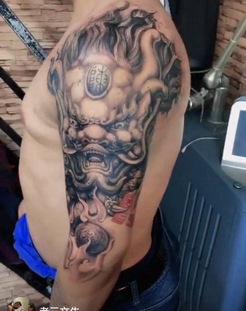 石头龙纹身图片_臀部纹身图案