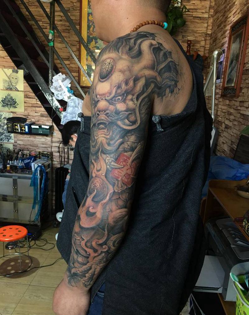 石堆风格龙纹身图片_手臂新传统欧美写实龙纹身图案