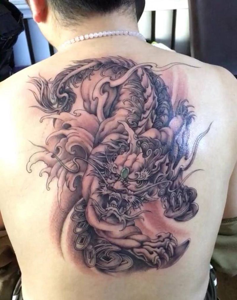 貔貅挂件纹身图片_背部纹身图案