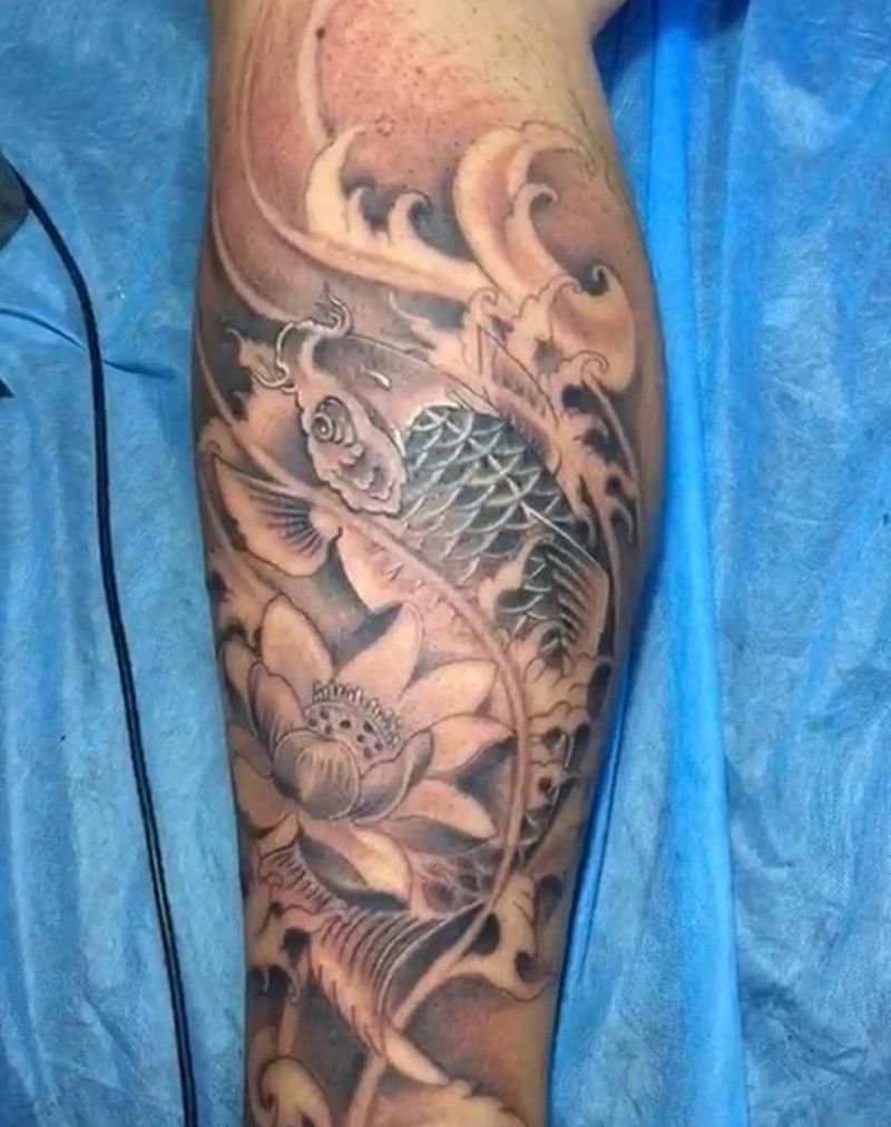 鲤鱼纹身图片_腿部纹身图案