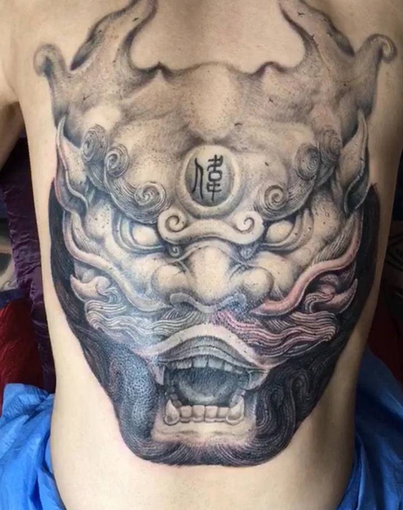 石头龙纹身图片_背部纹身图案