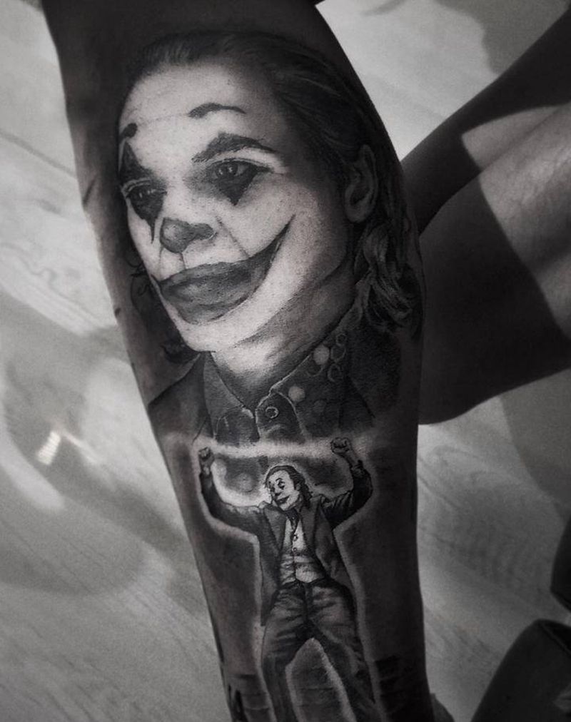 请露出你的微笑先生纹身图片_腿部欧美写实纹身图案