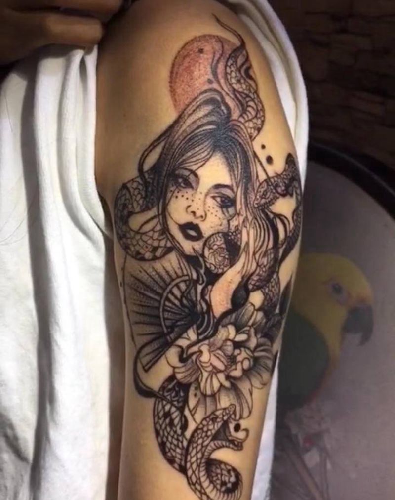 美杜莎纹身图片_点刺纹身图案