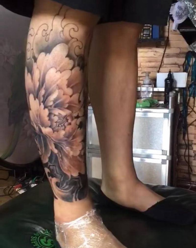 新传统牡丹花纹身图片_新传统纹身图案