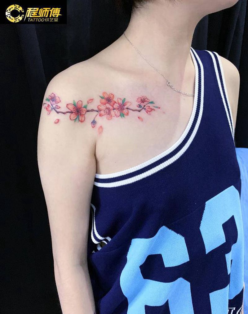 桃花纹身图片_胸部新传统纹身图案