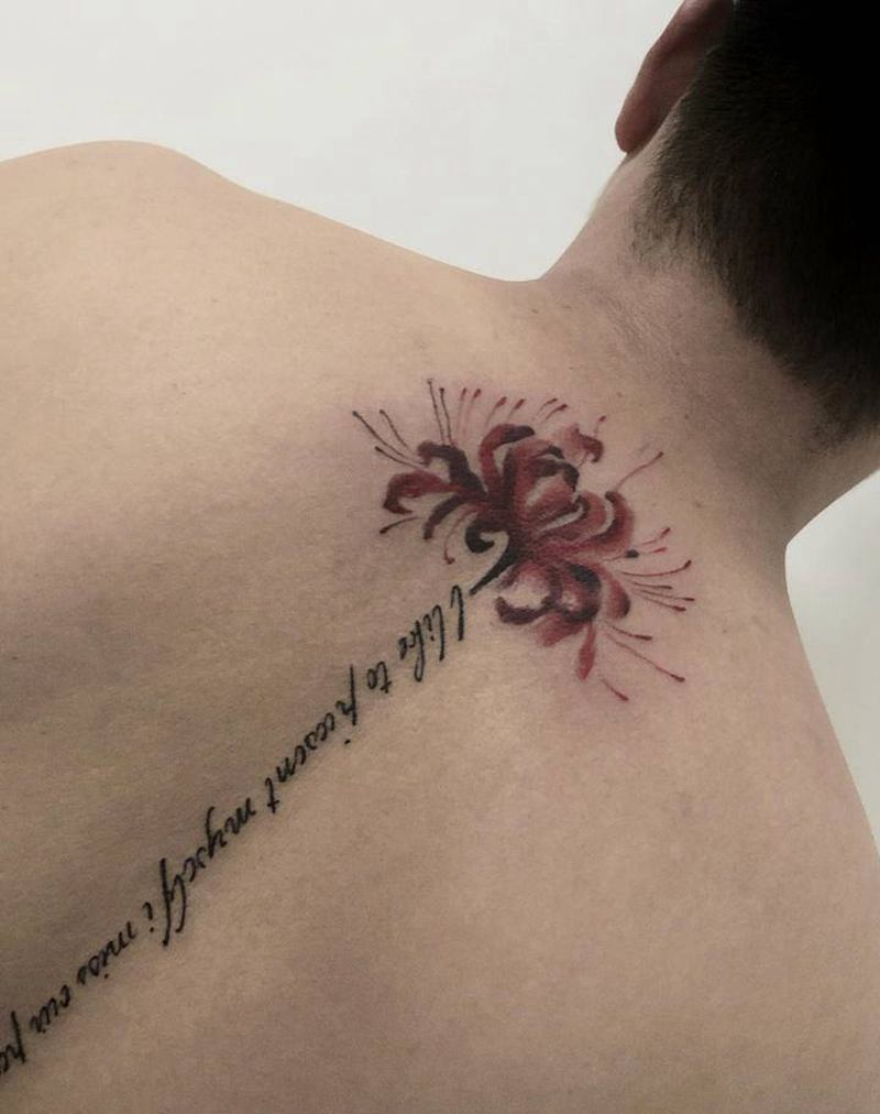彼岸花纹身图片_背部花体字水彩彼岸花纹身图案