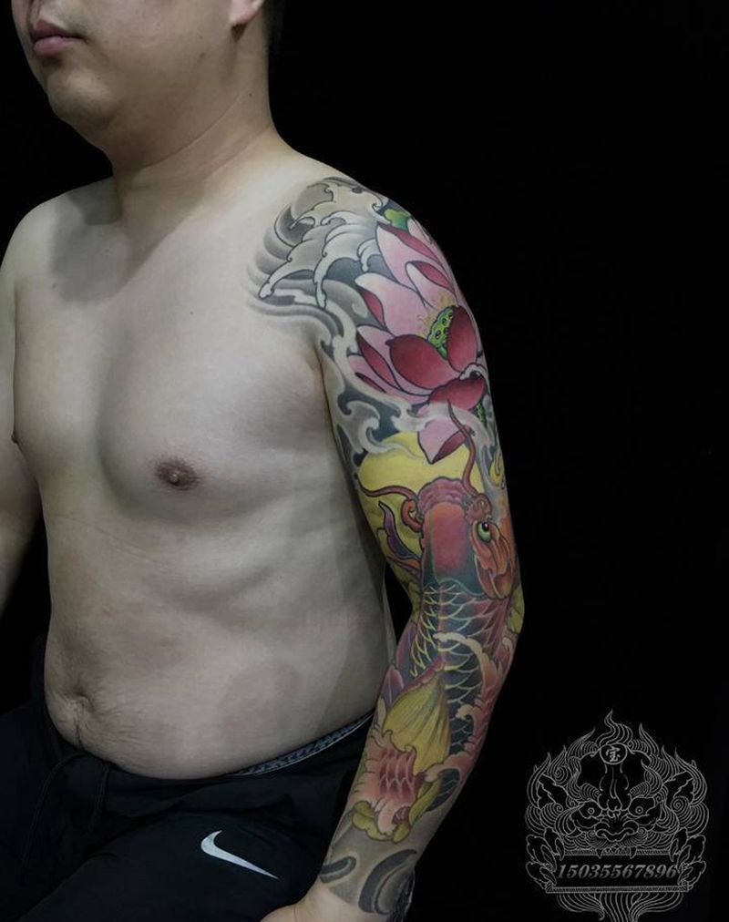 花臂锦鲤纹身图片_手臂手部新传统鱼荷花水浪纹身图案