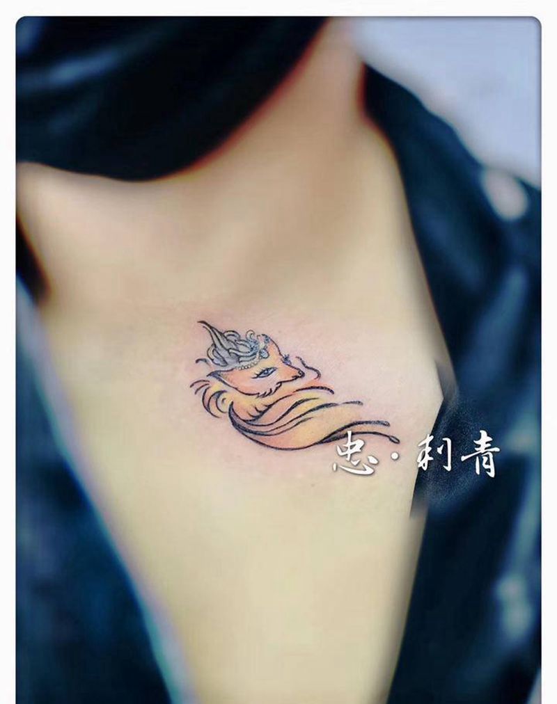 小狐狸纹身图片_颈部纹身图案