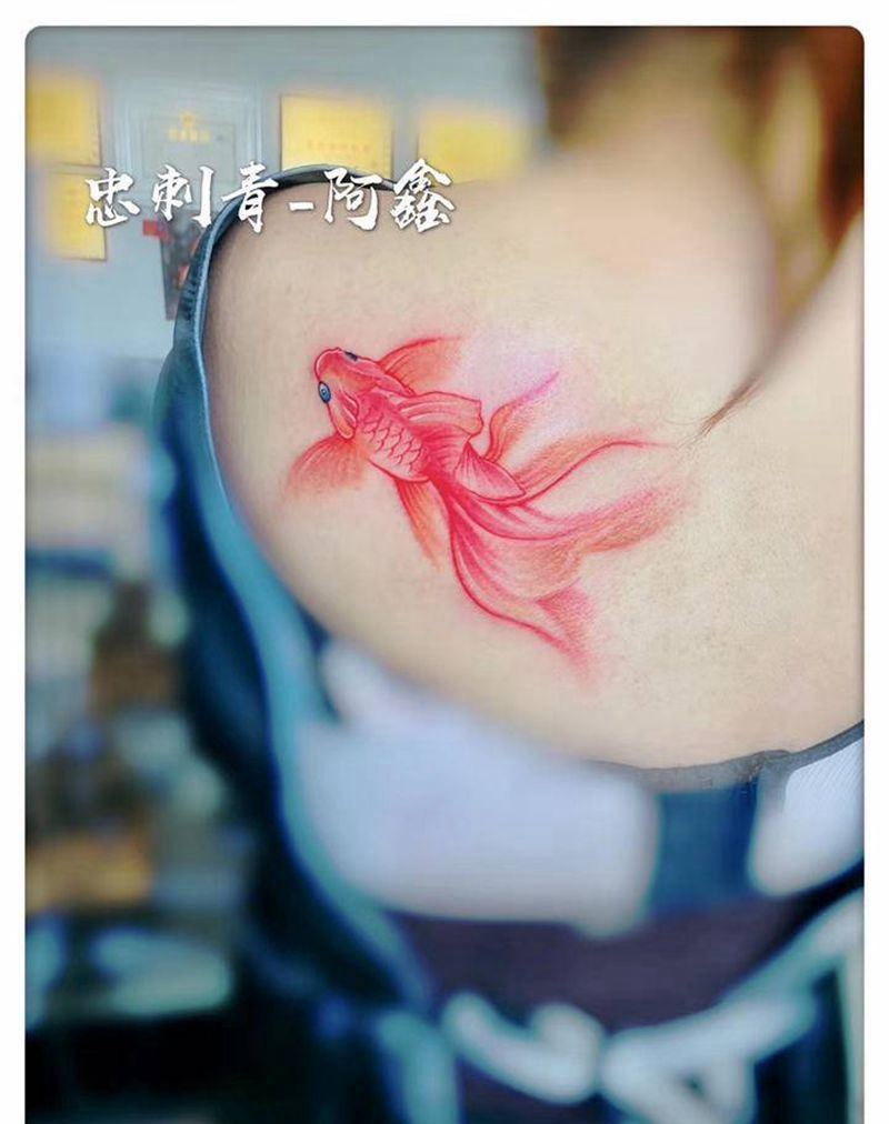 鱼纹身图片_背部纹身图案