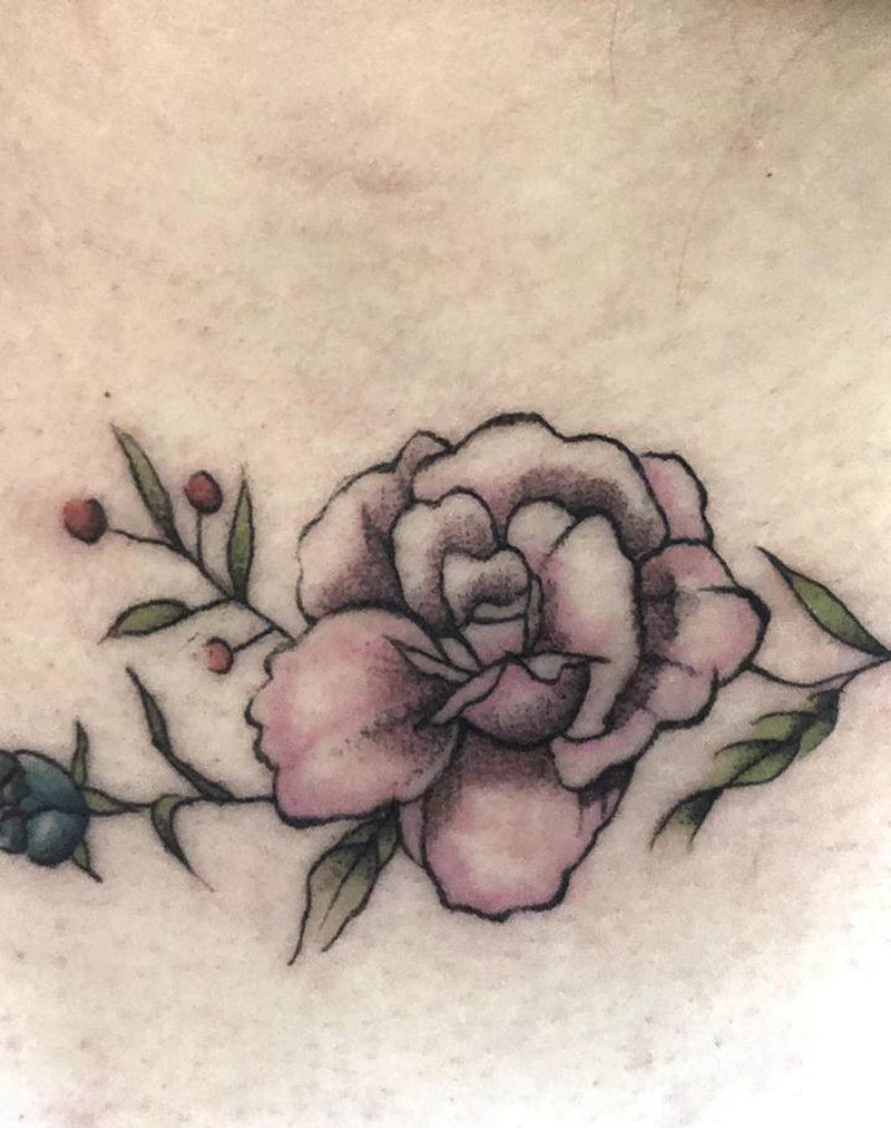 锁骨小花纹身图片_肩部纹身图案