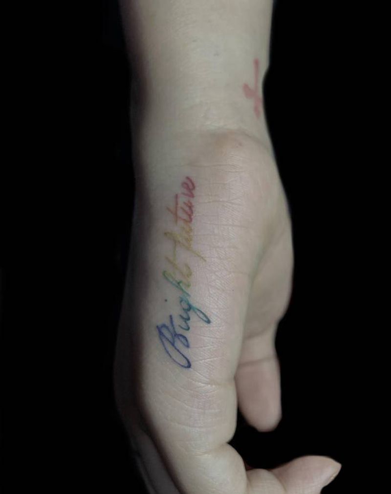 彩色英文字母纹身图片_手部纹身图案