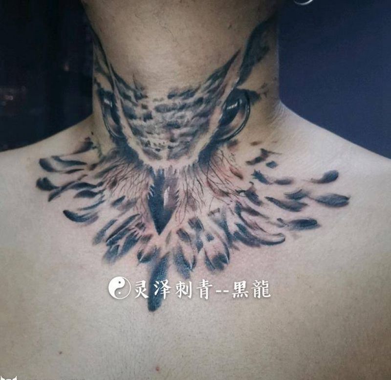 写实猫头鹰纹身图片_颈部欧美写实猫头鹰鸟羽毛纹身图案