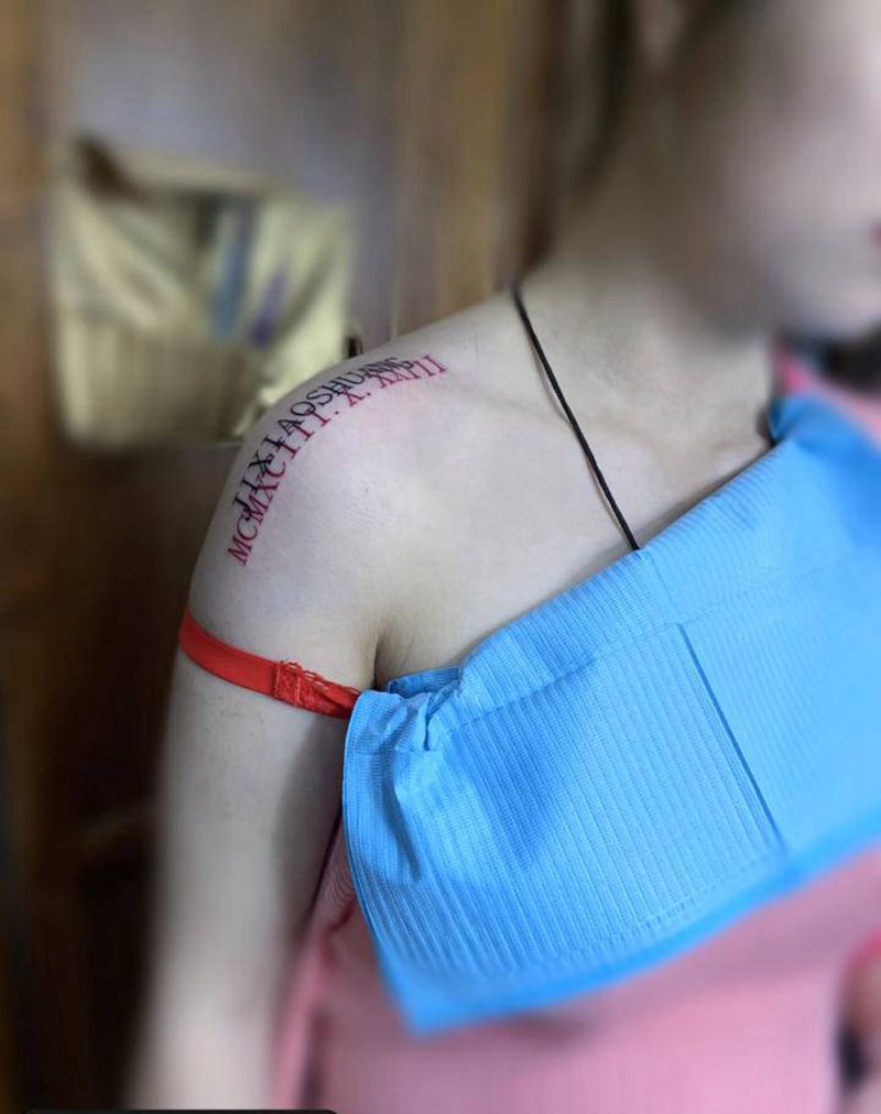 名字加罗马文生日纹身图片_肩部花体字纹身图案