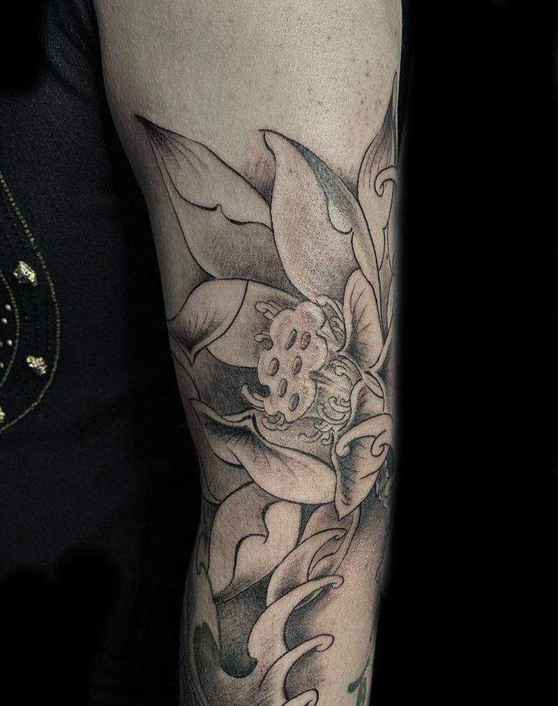 荷花包字纹身图片_新传统纹身图案