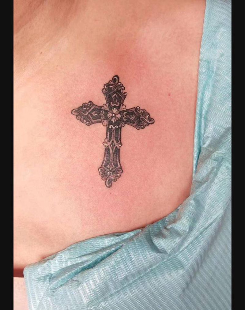 十字架纹身图片_胸部点刺纹身图案