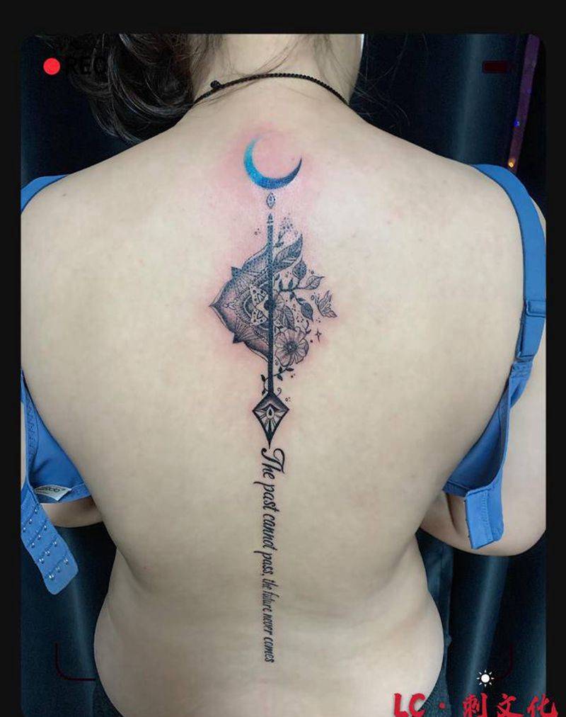 美女后背纹身纹身图片_背部图腾花体字纹身图案