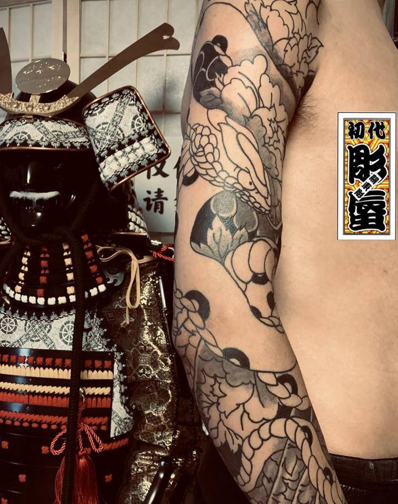 牡丹蛇纹身图片_手臂老传统纹身图案