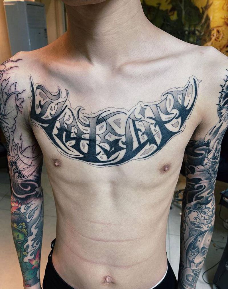 花胸字体纹身图片_胸部花体字纹身图案