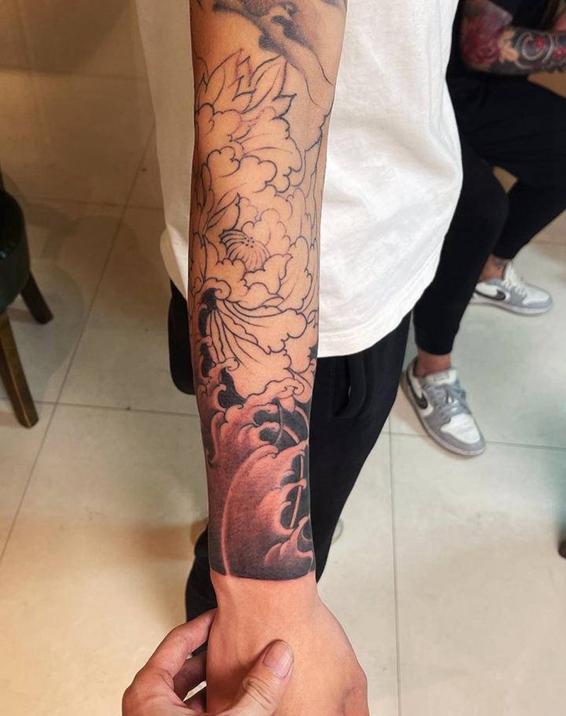 小臂牡丹水浪纹身图片_老传统新传统纹身图案