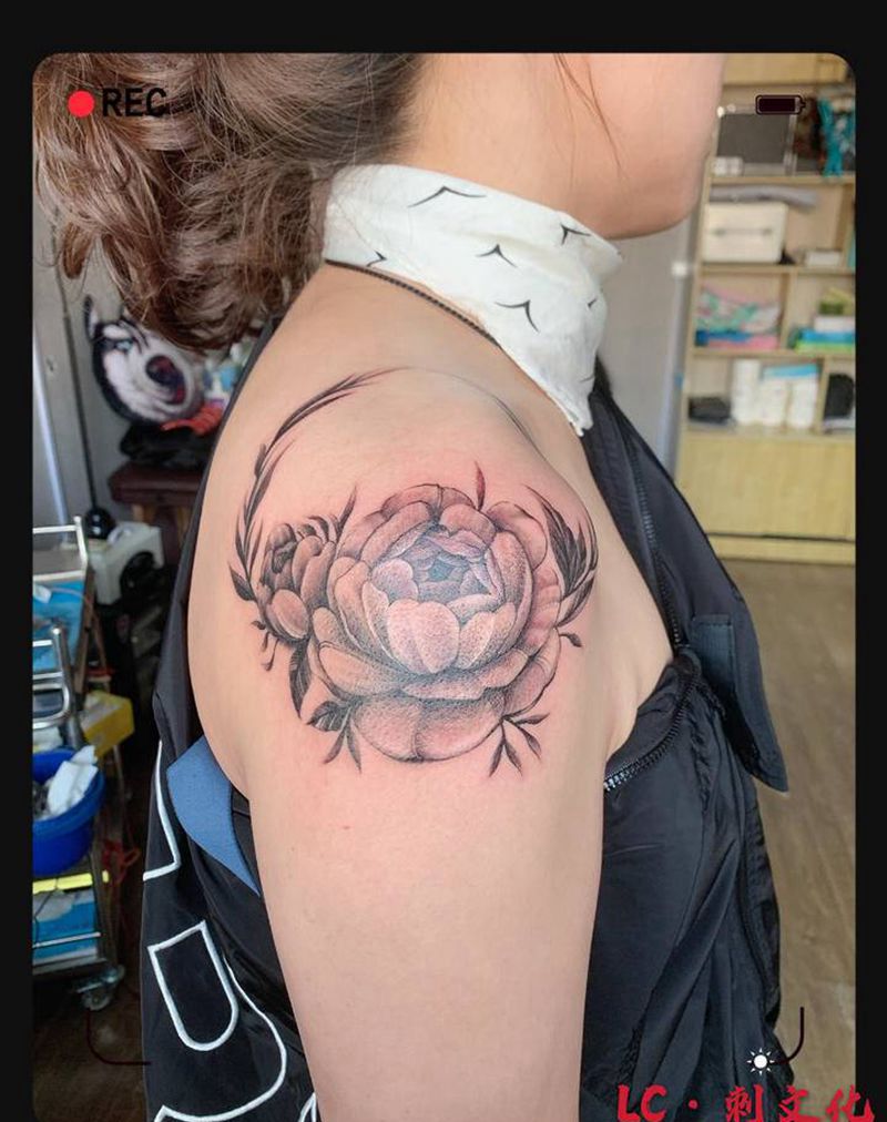 大臂素花纹身图片_手臂点刺纹身图案