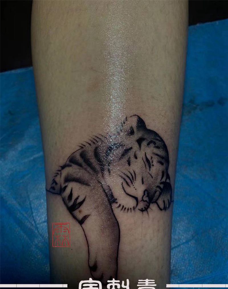 小老虎纹身图片_手臂纹身图案