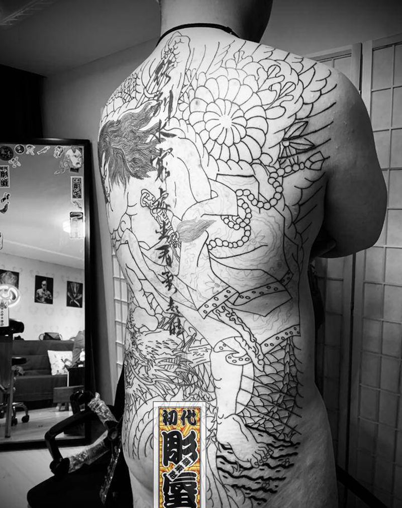 九纹龙纹身图片_背部老传统纹身图案